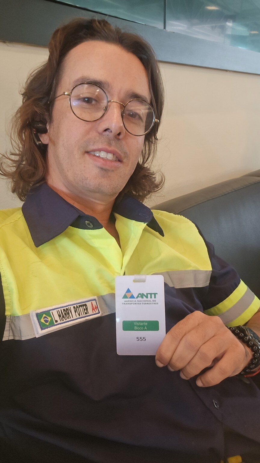 Leandro Harry Potter com uniforme e credencial de visitante da ANTT