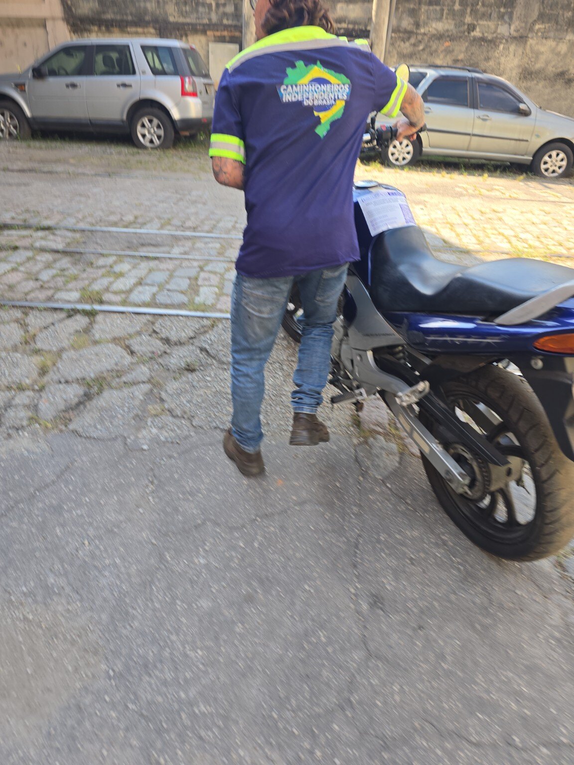 Leandro Harry Potter com uniforme da Caminhoneiros Independentes do Brasil