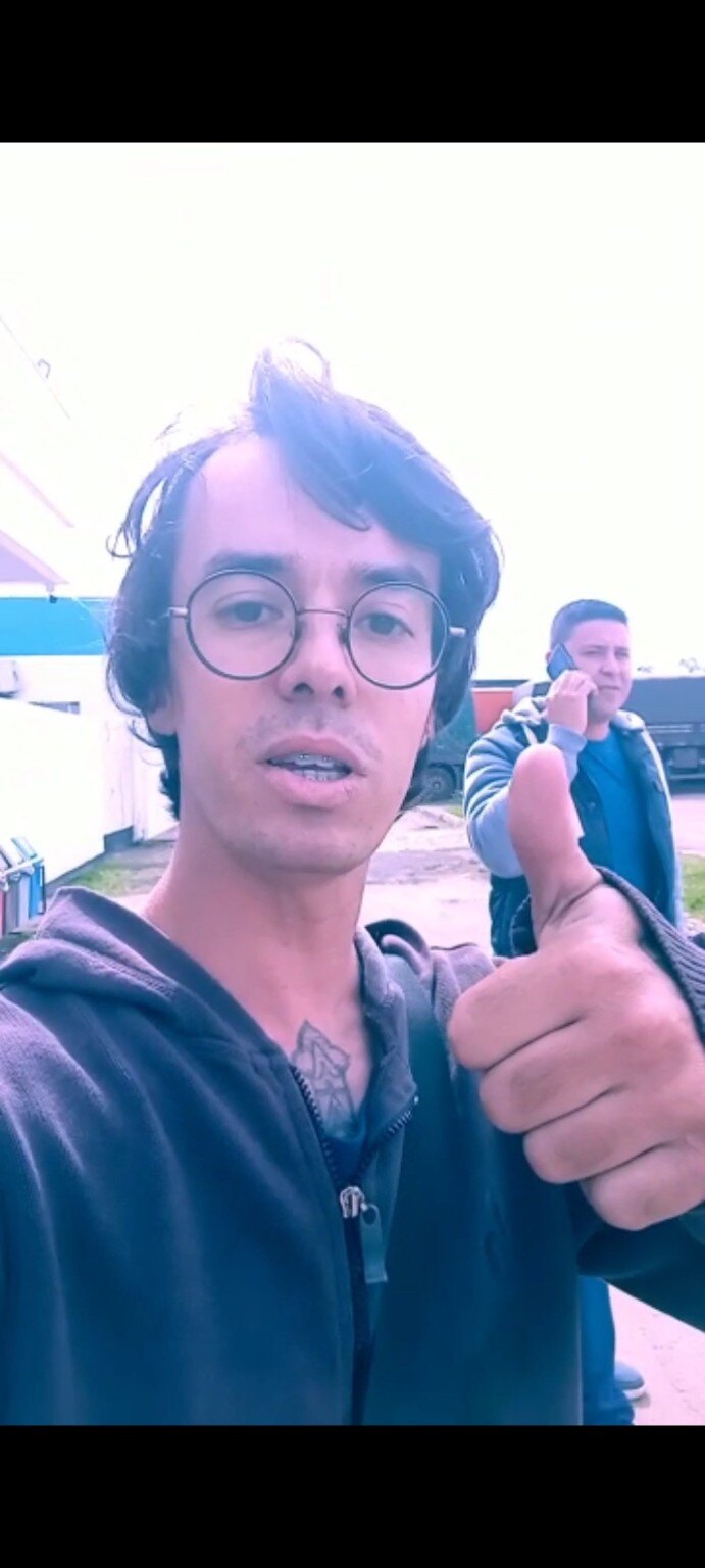 Leandro Harry Potter fazendo sinal positivo durante uma viagem